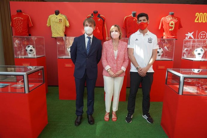 RFEF y Caixabank organizan una exposición en homenaje a la Eurocopa en Torre Sevilla.