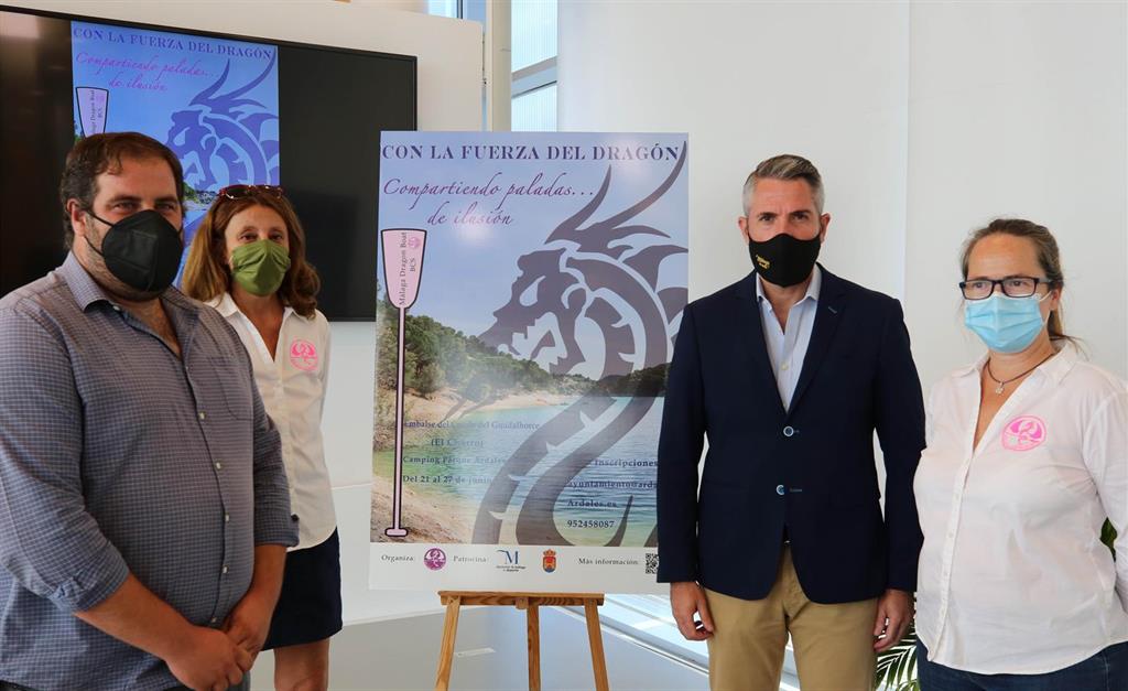 The Diputación de Málaga promotes rowing days in Ardales for women survivors of breast cancer