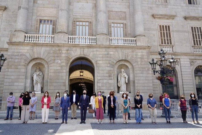 El presidente de la Generalitat, Pere Aragons; la consellera de Presidencia de la Generalitat, Laura Vilagr; y el primer teniente de alcalde de Barcelona, Jaume Collboni, presiden un minuto de silencio contra la violencia machista.