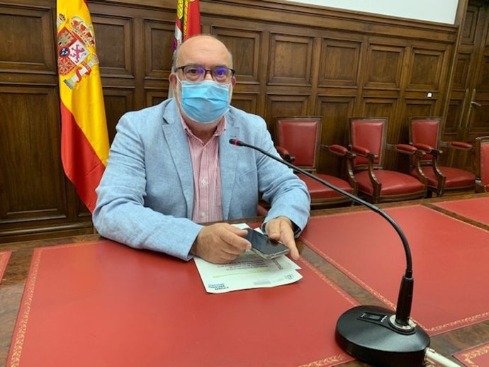 El subdelegado del Gobierno en Soria, Miguel Latorre, explica las obras de la nueva comisaría de Policía Nacional.