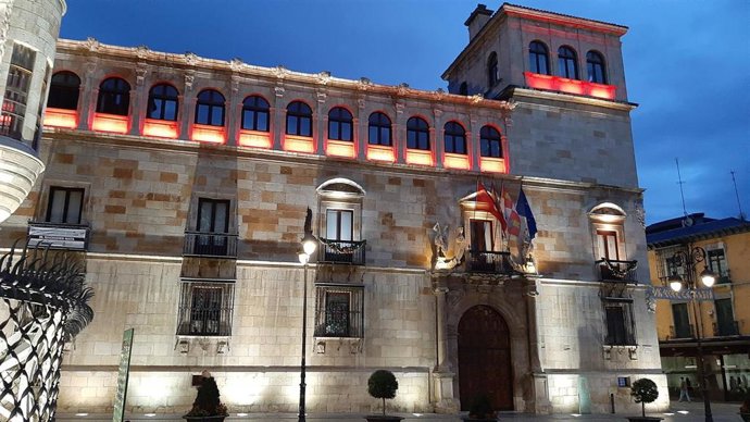 Edificio de la Diputación de León iluminado de rojo.