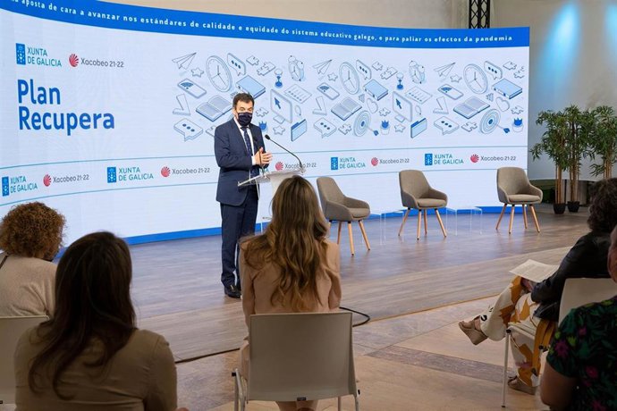 El conselleiro de Cultura, Educación e Universidade, Román Rodríguez, presenta el 'Plan Recupera' de refuerzo educativo para el curso 2021/2022 en el Edificio CINC de la Cidade da Cultura.