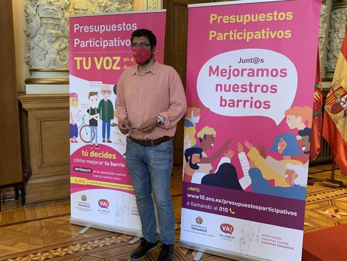 El concejal Alberto Bustos informa sobre el proceso de votación en Presupuestos Participativos.