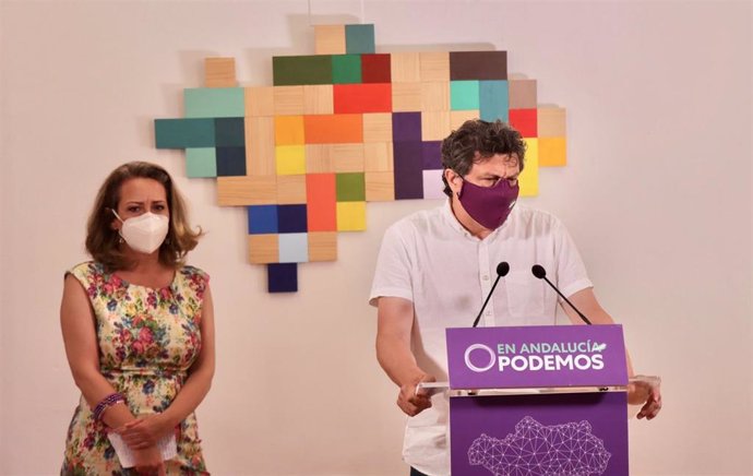 El secretario de Comunicación de Podemos Andalucía, Javier García, en rueda de prensa.