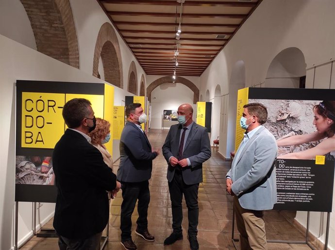 El presidente de la Diputación de Córdoba, Antonio Ruiz (segundo por la dcha.), visita la exposición 'Córdoba, tierra con memoria'.