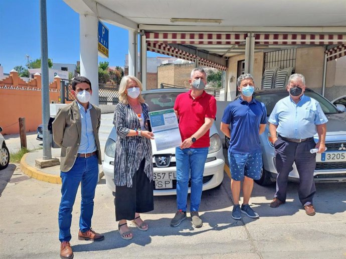 La delegada territorial de Fomento, Infraestructuras y Ordenación del Territorio de la Junta en Cádiz, Mercedes Colombo, durante su visita a Benalup-Casas Viejas para presentar el servicio de taxi a demanda.