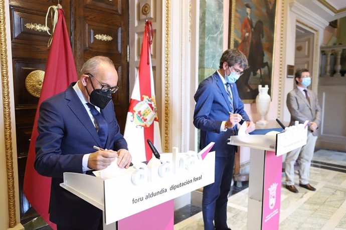 El diputado general de Álava, Ramiro González, y el alcalde de Vitoria-Gasteiz, Gorka Urtaran, firman el convenio.