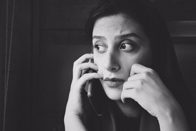 Mujer hablando por teléfono.