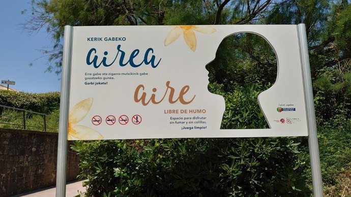 Cartel en la playa de Zumaia