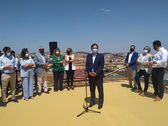 El presidente de la Junta de Extremadura, Guillermo Fernández Vara, inaugura la Ronda Sureste de Cáceres después de tres años de obras y 22 millones de euros de inversión