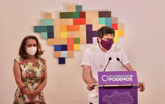 El secretario de Comunicación de Podemos Andalucía, Javier García, en rueda de prensa.