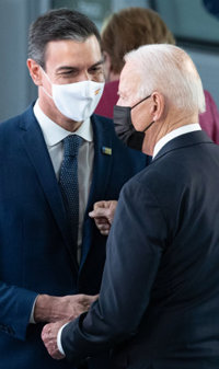 Biden y Sánchez mantienen una breve conversación de unos 30 segundos en un pasillo de la OTAN