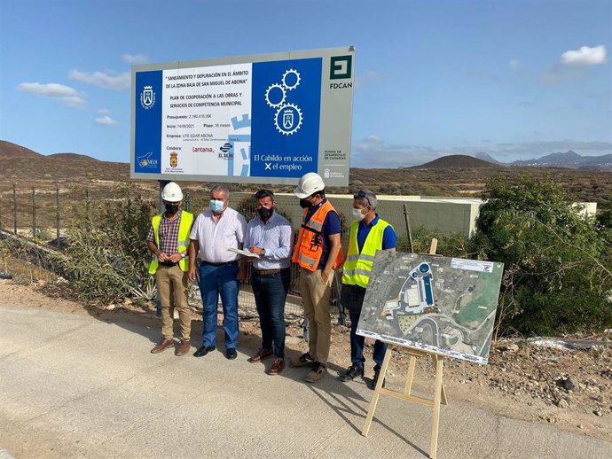 El consejero de Cooperación del Cabildo de Tenerife, Zebenzuí Chinea, y el alcalde de San Miguel, Arturo González, en la firma del acta de replanteo de la depuradora