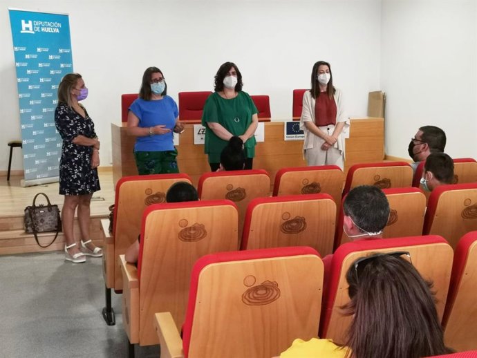 Visita de laa diputada de Desarrollo Territorial, Yolanda Rubio, y la diputada territorial de la Cuenca Minera, Rosa Tirador, a la Lanzadera de Empelo.