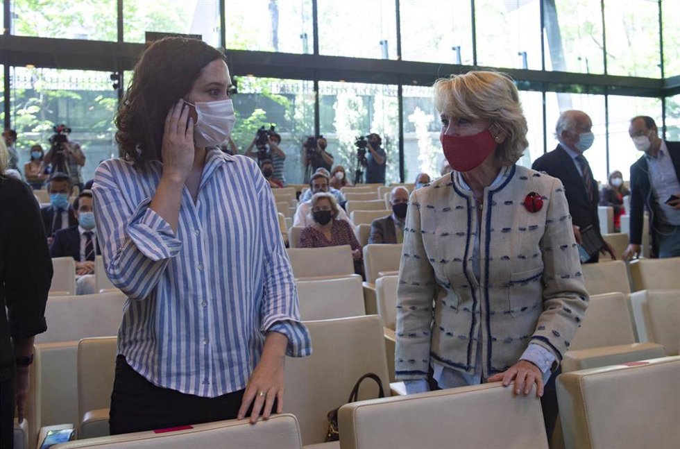 Imagen de recurso presidenta en funciones de la Comunidad de Madrid, Isabel Díaz Ayuso (i), conversando con la que fuera ministra de Educación y Cultura, presidenta del Senado y de la Comunidad de Madrid, Esperanza Aguirre.