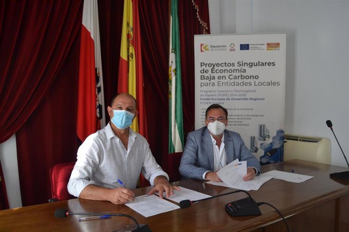 El delegado de Medio Natural y Carreteras de la institución provincial, Francisco Palomares (dcha.), junto al alcalde de Montalbán, Miguel Ruz.
