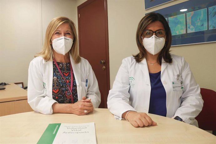 Profesionales atienden a quienes solicitan testamento vital en el hospital Virgen del Rocío