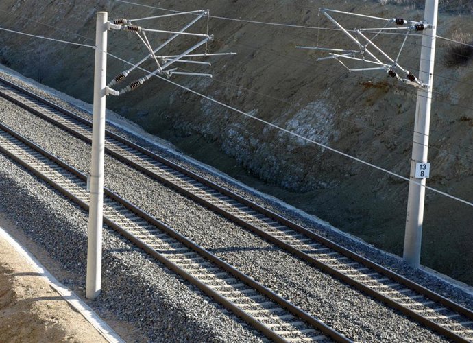 Tramo de Alta Velocidad Madrid-Sevilla con un cartel de señalizacion fija