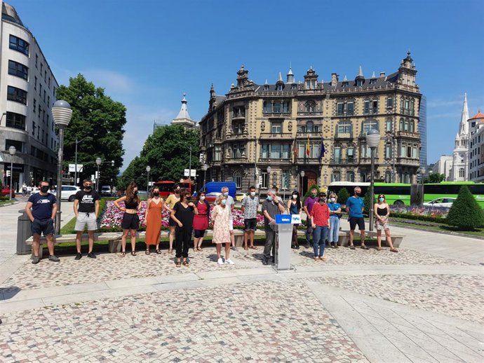 Acusados de pertenecer al frente jurídico de ETA, en rueda de prensa este lunes, en Bilbao