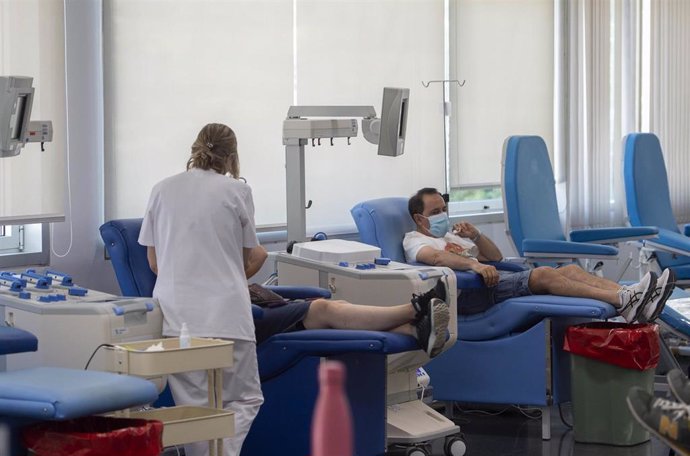 Varias personas donando en el Centro de Transfusión durante el acto de agradecimiento en el Día Mundial del Donante de Sangre, a 14 de junio de 2021, en Madrid (España). El 14 de junio de cada año se celebra el Día Mundial del Donante de Sangre. Su obje