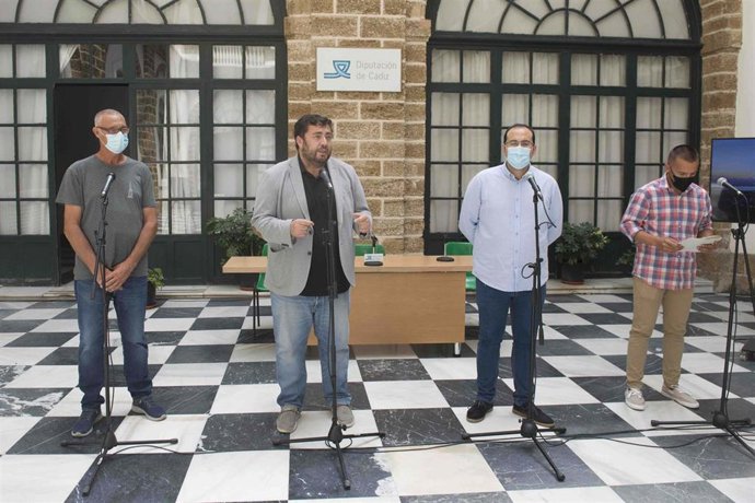 El diputado de Deportes de la Diputación de Cádiz, Jaime Armario, y el alcalde de Bornos, Hugo Palomares, durante la presentación de los tres campeonatos de paramotor de Bornos.