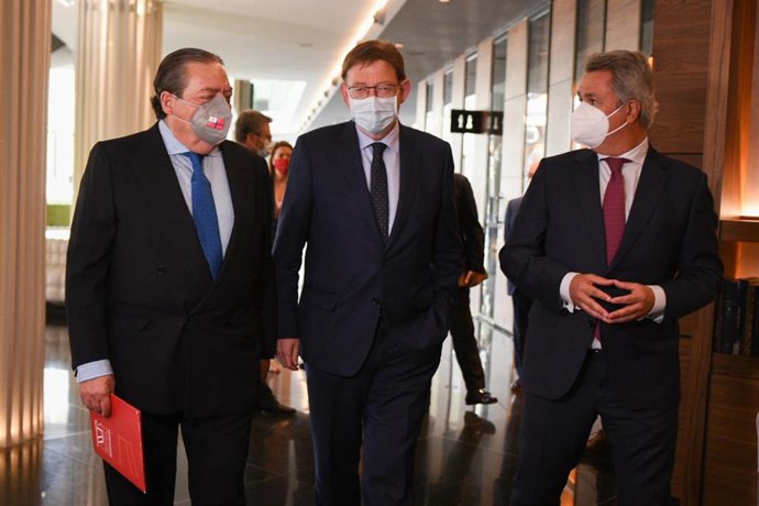 Ximo Puig comparte un almuerzo-coloquio con AVE