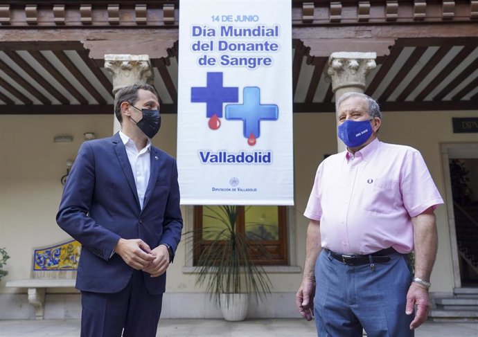 El presidente de la Diputación de Valladolid, Conrado Íscar, (i) recibe al presidente de la Hermandad de Donantes de Sangre en Valladolid, Nicolás Patino.