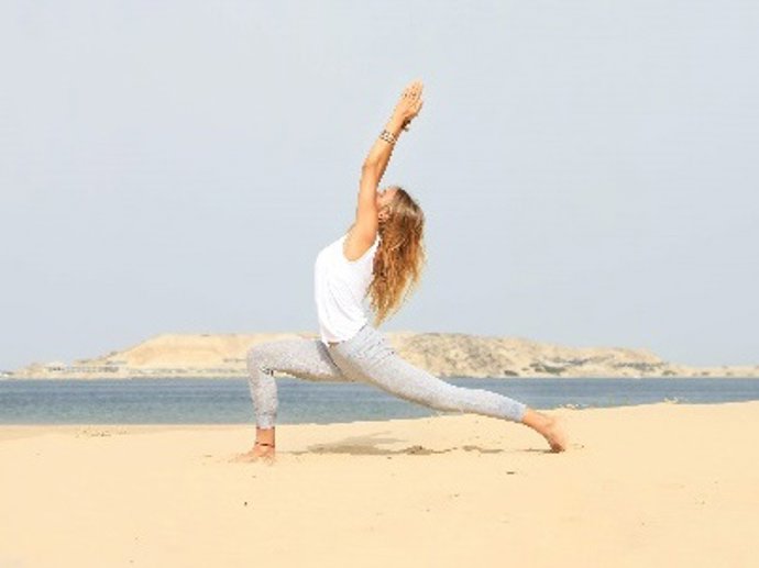 El yoga es una gran opción para mantenernos en forma este verano y desconectar de la rutina y el trabajo