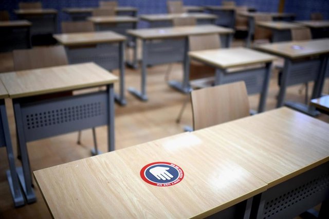 Archivo - Pupitre con indicaciones de distancia de seguridad.