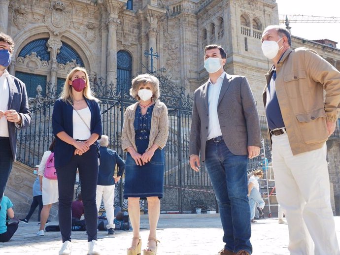 El secretario xeral del PSdeG, Gonzalo Caballero, y la exministra de Sanidad, María Luisa Carcedo, junto a otros cargos del partido en Galicia