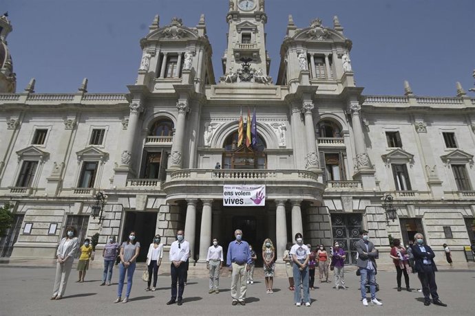 Concentración frente al Ayuntamiento de Valncia en repulsa a los últimos casos del violencia de género