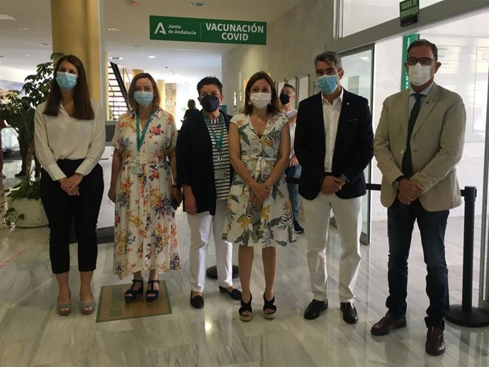 La delegada del Gobierno andaluz, Patricia Navarro, durante la inauguración de este dispositivo de vacunación en Benalmádena junto  Carlos Bautista, Víctor Navas, Luisa Lorenza, Aurora López y María Elena Ayllón
