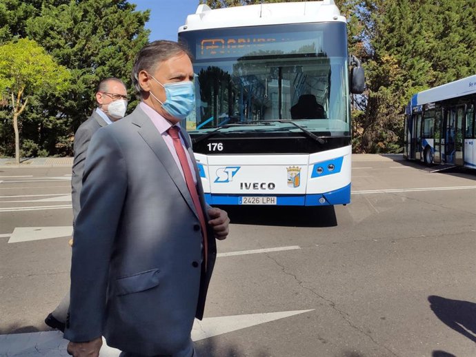 El alcalde de Salamanca este lunes en la presentación de nuevos autobuses del servicio municipal de transporte urbano