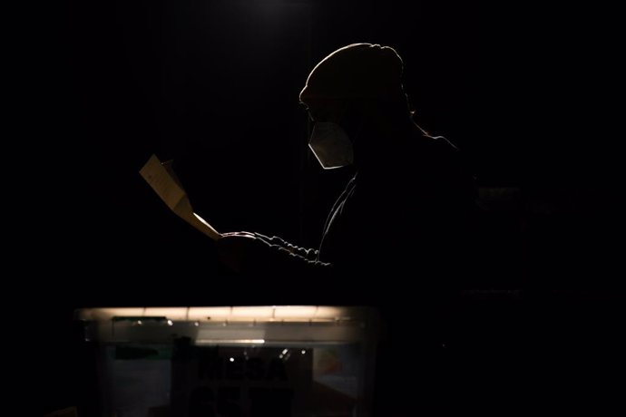 16 May 2021, Chile, Santiago: An electoral employee counts ballot papers after the voting on the new constitution in Chile. Photo: Matias Basualdo/ZUMA Wire/dpa