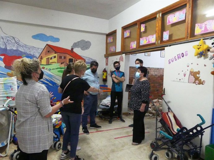 Visita de la alcaldesa, Clara Luquero, y el concejal de Obras, Servicios e Infraestructuras, Miguel Merino, a la Escuela Infantil Gorgorito, afectada por la avería en la red de abastecimiento.