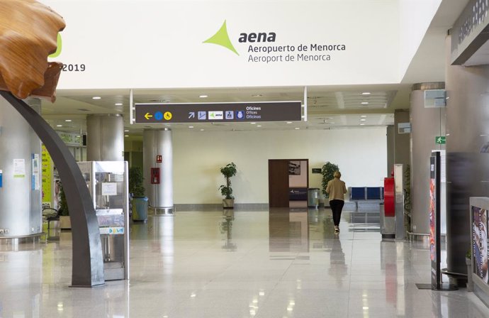 Archivo - Una persona en el aeropuerto de Menorca en Islas Baleares (España).