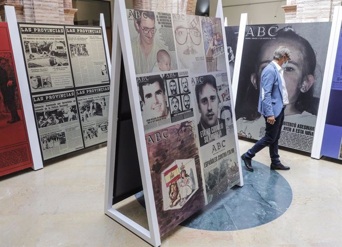 Una persona visita la exposición 'El terror en portada. 60 años del terrorismo en España a través de la prensa'
