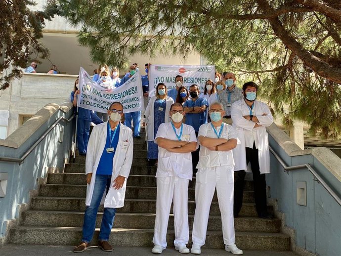 Profesionales se concentran en la puerta del MAterno Infantil de Málaga por la amenaza de un padre a profesionales en la UCI Pediátrica