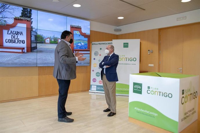 Archivo - El alcalde de Lantejuela con el presidente de la Diputación.