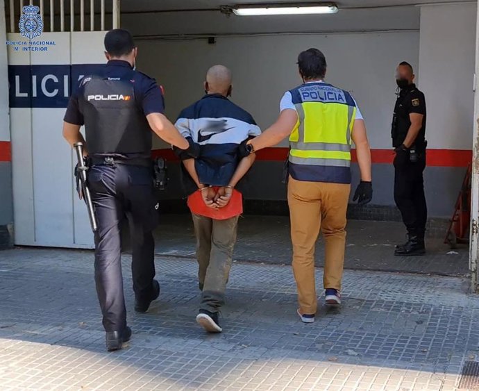 Agentes de la Policía Nacional, con el detenido.