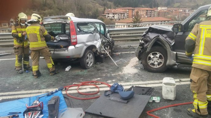 Archivo - Accidente de tráfico en una carretera vasca.