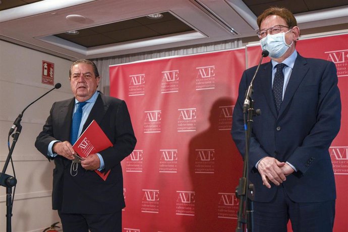 El vicepresidente de la Fundación Premios Jaime I, Vicente Boluda (i); y el president de la Generalitat, Ximo Puig, intervienen en el almuerzo-coloquio organizado por la Asociación Valenciana de Empresarios (AVE), a 14 de junio de 2021, en Valencia, Com