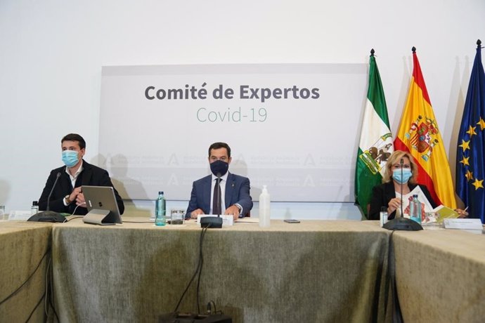 Archivo - El presidente de la Junta de Andalucía, Juanma Moreno, preside una de las reuniones del comité de expertos para la pandemia del Covid-19. Fotografía de archivo