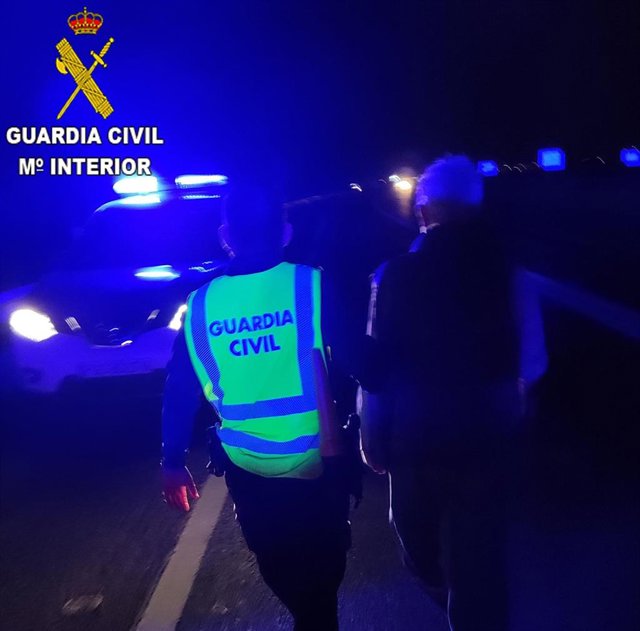 Un agentes con el anciano