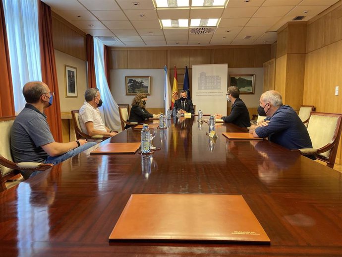 El delegado del Gobierno, José Miñones, se reúne con representantes de los mariscadores de la ría de O Burgo