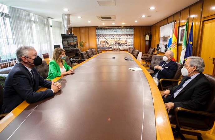 Visita al Puerto de Huelva del presidente de la Administración de los Puertos de Sines y del Algarve (APS), José Luis Cacho.