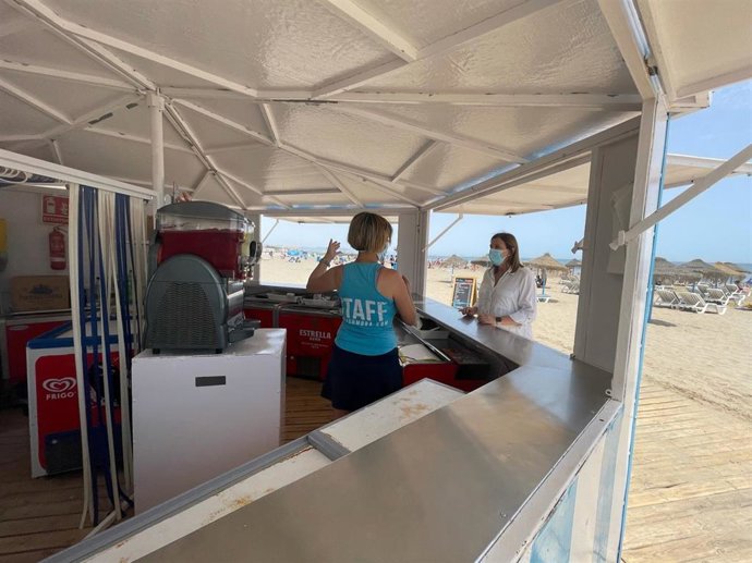 Catalá visita uno de los chiringuitos afectados