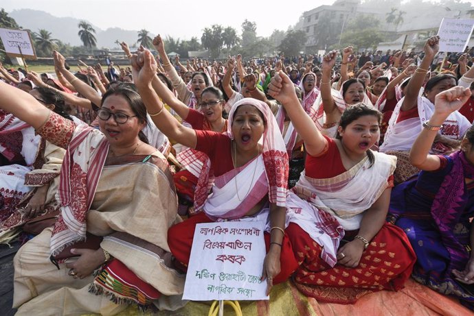 Archivo - 26 December 2019, India, Guwahati: Women shout slogans during a protest against the Citizenship Amendment Act (CAA). Photo: David Talukdar/ZUMA Wire/dpa