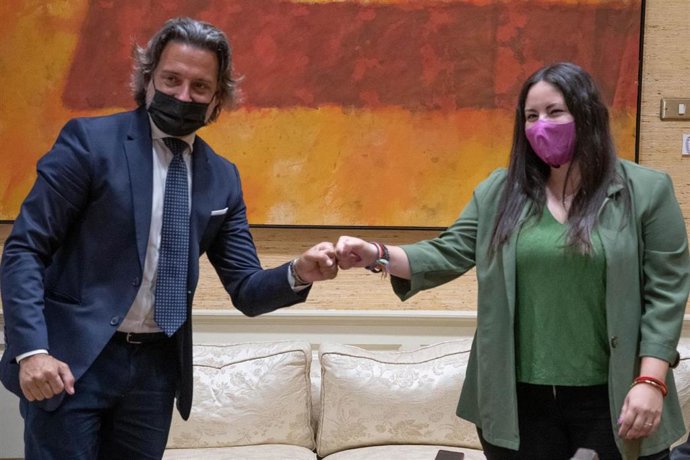 El presidente del Parlamento de Canarias, Gustavo Matos, y la directora general de Juventud, Laura Fuentes, en una reunión sobre el proyecto 'El Parlamento del futuro'