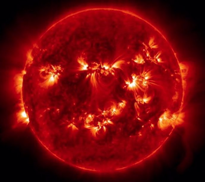 El sol lució alrededor de una docena de regiones activas durante un período de cinco días en mayo de 2015. Las hebras brillantes y delgadas que se extienden fuera de estas regiones activas son partículas que giran a lo largo de líneas de campo magnético.